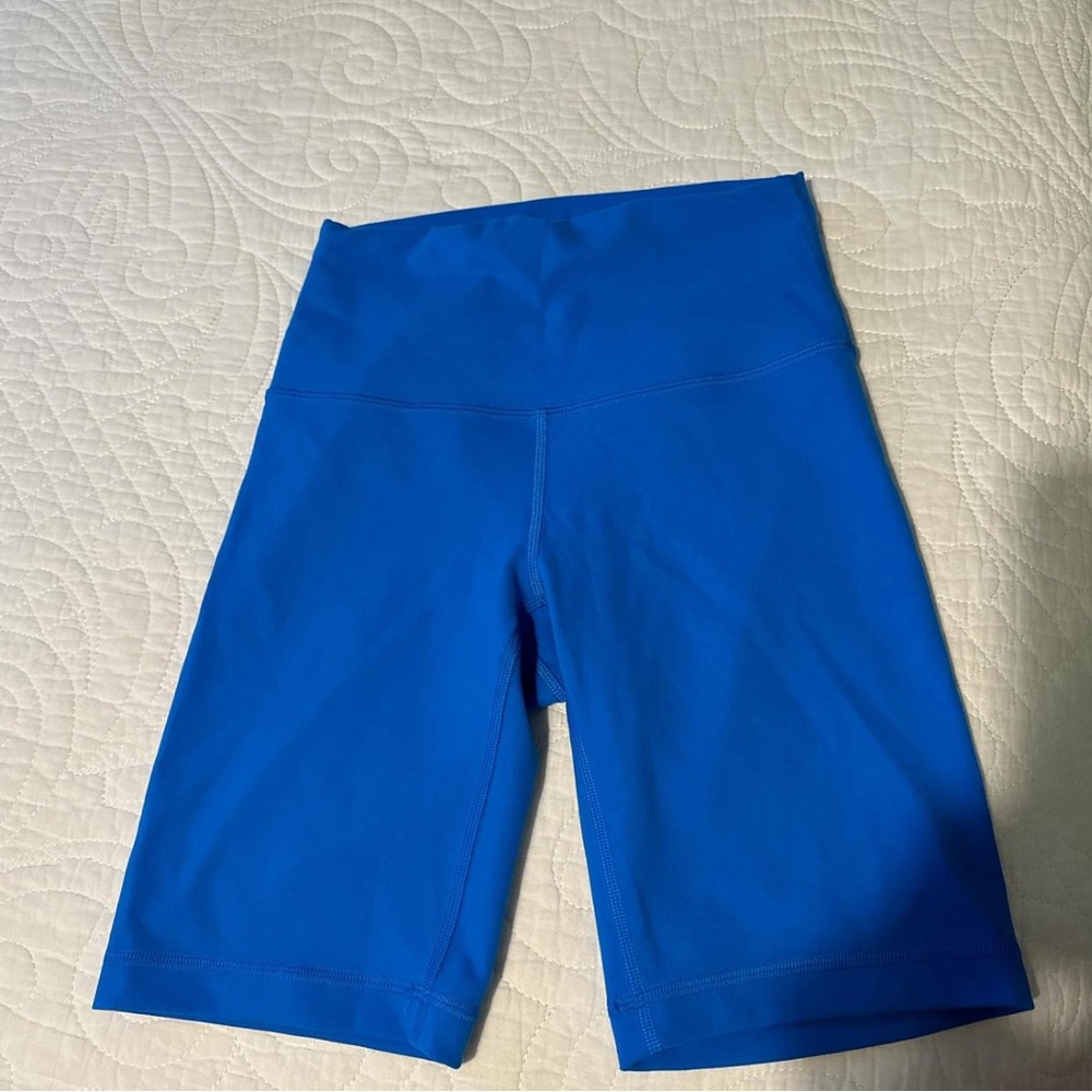 I’m selling these lululemon biker shorts and the length is 8" !!